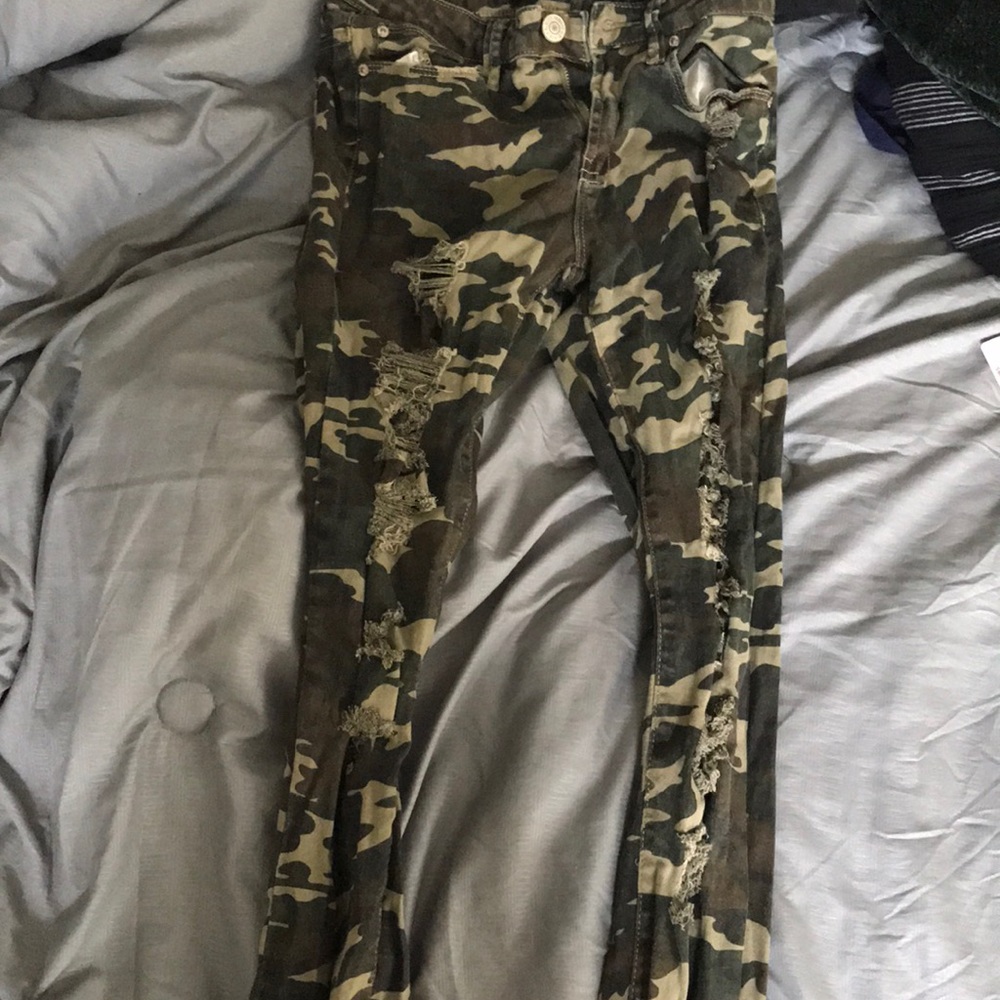 Super cute camo, ripped skinny jeans!